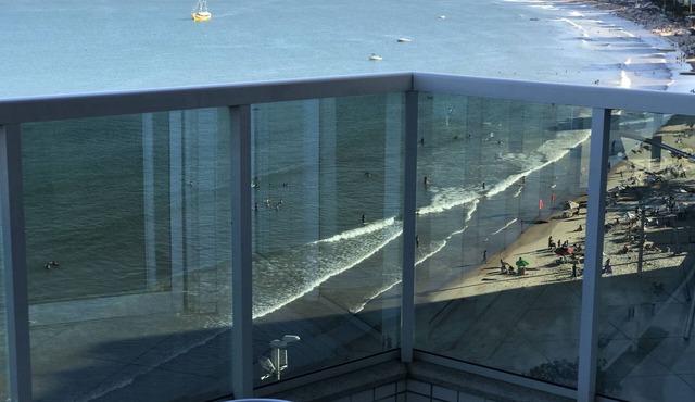 Apartment 702A, balcony facing Avenida Beira Mar 988, Praia do Morro, 3 bedrooms, 3 bathrooms, 2 parking spaces.