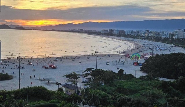 Apartment with beach view, right on the sand in Cantão da Riviera de São Lourenço.
