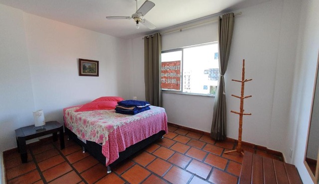 Apt com ar condicionado, piscina, sauna, vaga e 2 minutos da Praia.