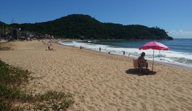 APT0. TOP! FACING THE SEA. FOOT IN THE SAND. ILHOTA BEACH, ITAPEMA/SC.