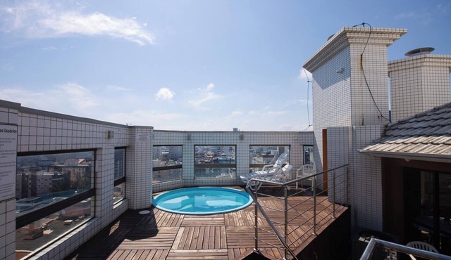 Apto c churrasq, piscina e wi-fi a 200m da praia