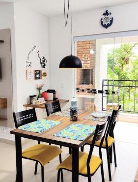 Apto Centro Ubatuba com Varanda Gourmet, Suíte, Piscina e Garagem Privativa Coberta