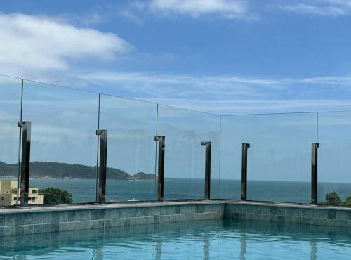 Apto com piscina aquecida perto do mar