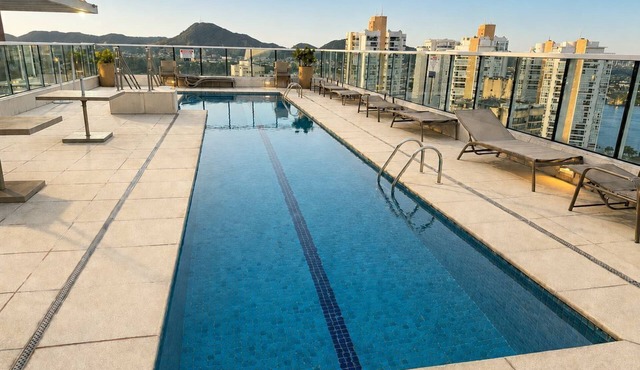 Apto Com Piscina e Hidro a 500m da Ponta da Praia
