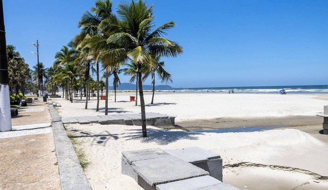 Apto com wi-fi, ar cond. e garagem à 100m da praia