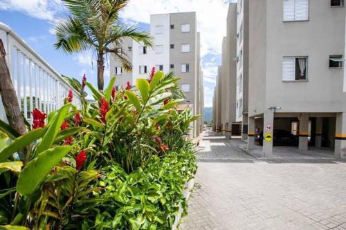 Apto em Ubatuba divisa com a Praia de Itagua e facil acesso as praias fica ao lado do Atacado Tenda na rodovia Rio Santos
