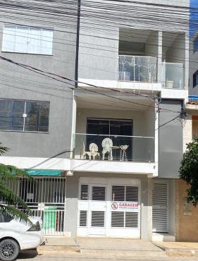 Apto no centro comercial de guriri, 2 garagens andar térreo