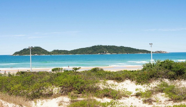 Apto NOVO em Cond. c/acesso direto a Praia P1650