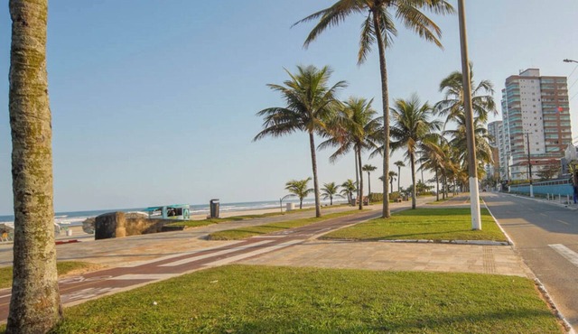 Apto pet friendly com garagem a 100m do mar