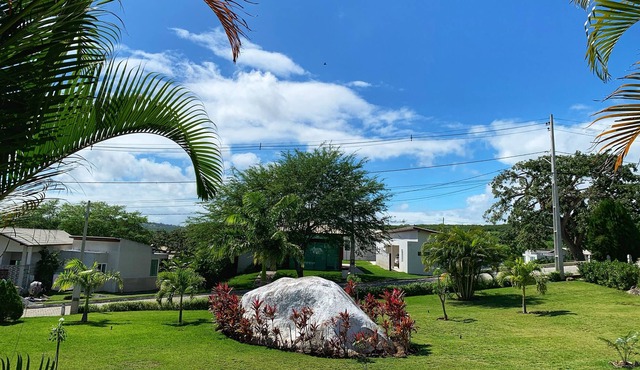 At 5 min. from downtown! House in a gated community in Gravatá.