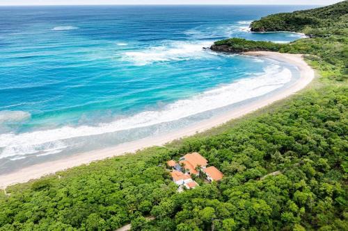 Barefoot Beachfront, Pool, Surf & Private Casita