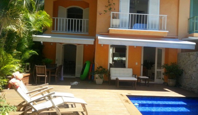 BEACHFRONT HOUSE WITH 5 SUITES, SWIMMING POOL, CABLE TV AND WIFI.