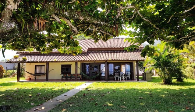 Beachfront house in Enseada Ubatuba, with the best sea view.