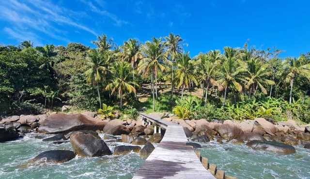 Beachfront House with Private Pier - Veloso and Curral