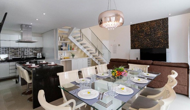 Beachfront triplex with rooftop pool on Astúrias Beach in Guarujá
