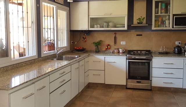 Beautiful and comfortable house with fireplace, barbecue, gallery, patio and garage