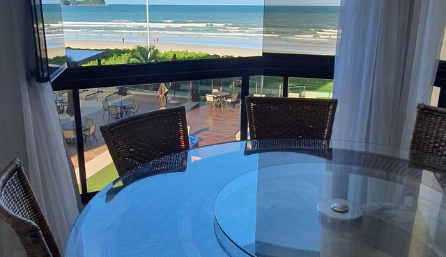 Beautiful apartment facing the sea.