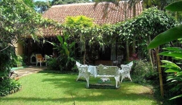 Beautiful beach and lovely garden surrounded by nature, 6 suites, spacious living room, peace and sunshine.