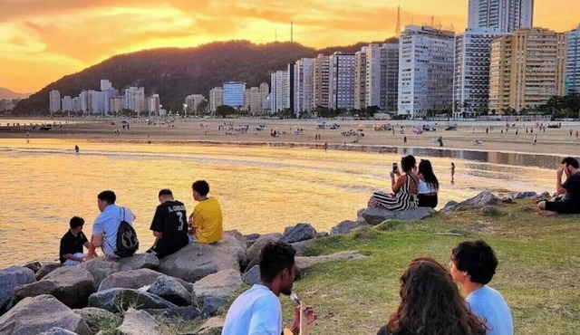 Beautiful beachfront apartment in a prime location in Santos for you and your pet.
