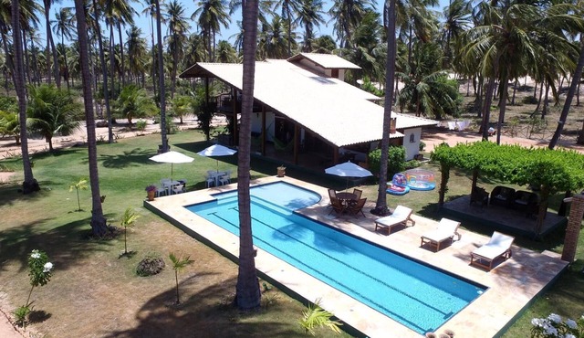Beautiful charming house with 4 air-conditioned suites, swimming pool, on Guajirú Beach, Ceará state, Brazil.