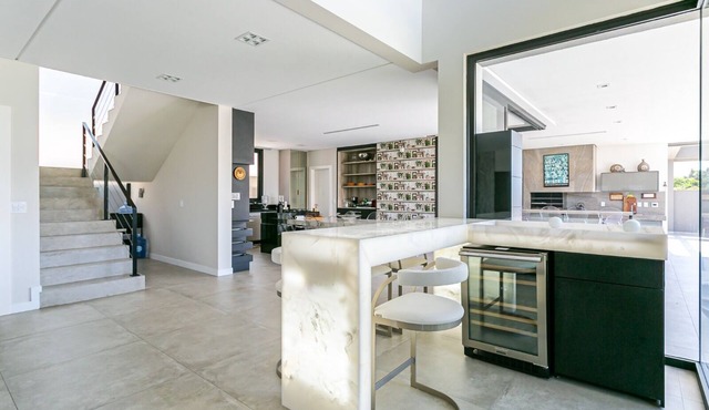 BEAUTIFUL HOUSE WITH 5 SUITES IN JURERE