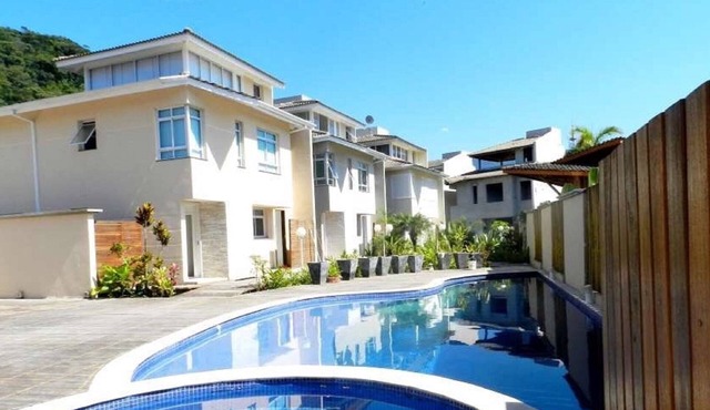 BEAUTIFUL HOUSE CAMBURY Gated Community 5 Bedrooms 300mts from the Beach, Camburi, S.Sebastião
