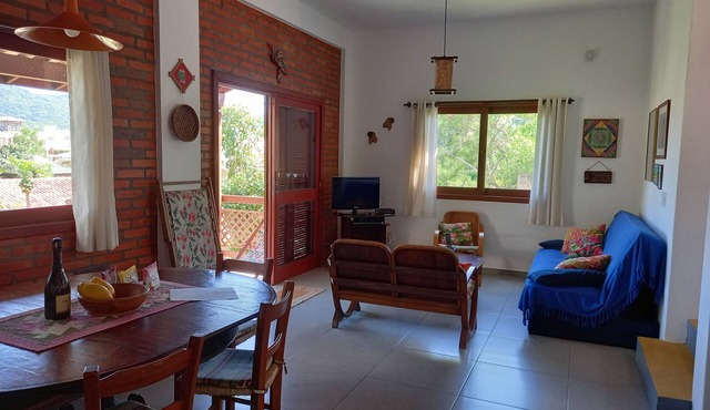 Beautiful house, large garden, sunset and hill views, cable TV, Wi-Fi - sleeps 6.