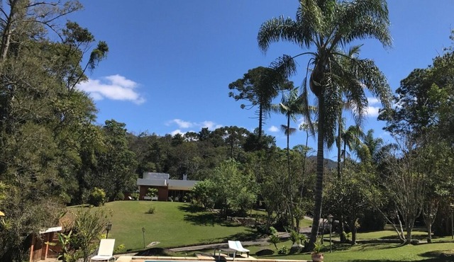 Beautiful house with 9.000m2 of gardens, wifi, 4 suites and near Golf - 06 bedrooms