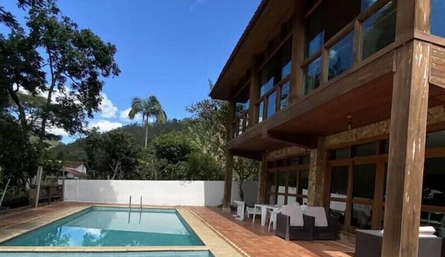 Beautiful large house, with swimming pool and garden, in the middle of the exuberant nature of the Serra!