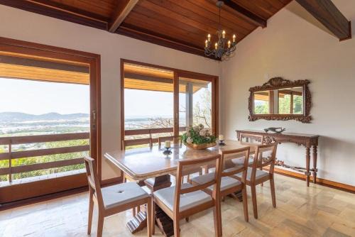 Beautiful Mansion with Jacuzzi and Lagoon View