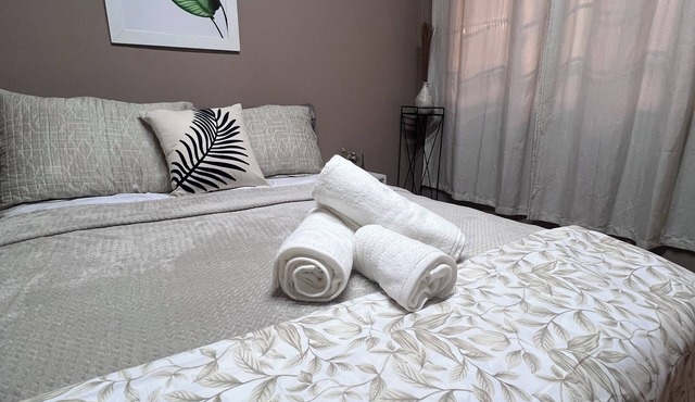 Beautiful Suite 4 minutes from the airport, with pool view