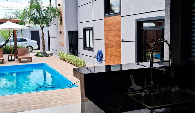 Beautiful Townhouse with 3 suites, Pool and Garage for 4 Cars