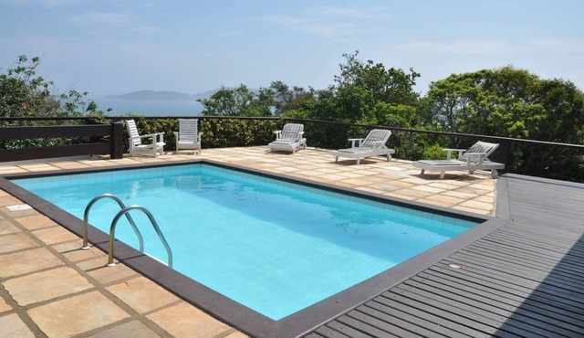 Beautiful villa with fantastic view to the sea and beaches at Ferradurinha