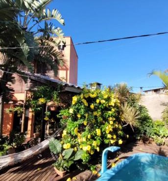 Belíssima casa de praia com piscina disponível para o feriado