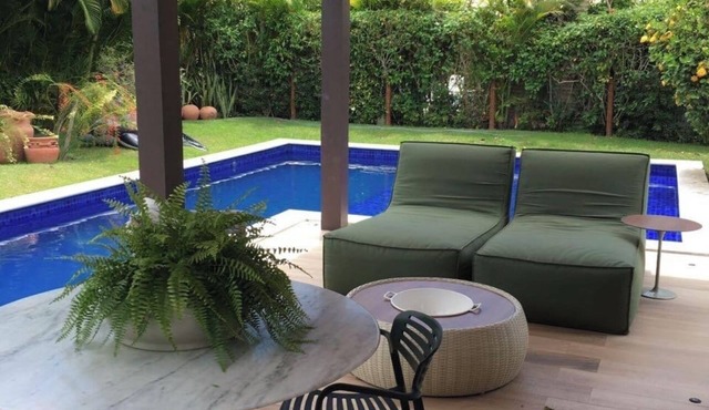 Bela casa de 4 suítes no Cond. Residencial Praia do Forte;10 min da praia e vila