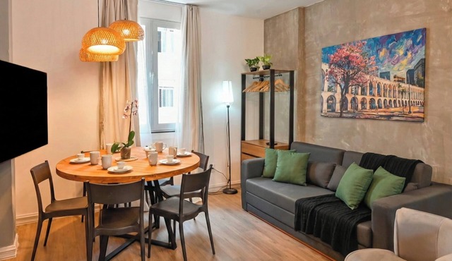 Between Lapa and Santa Teresa: 3 split AC units, 2 bathrooms, quiet and luxurious for groups.