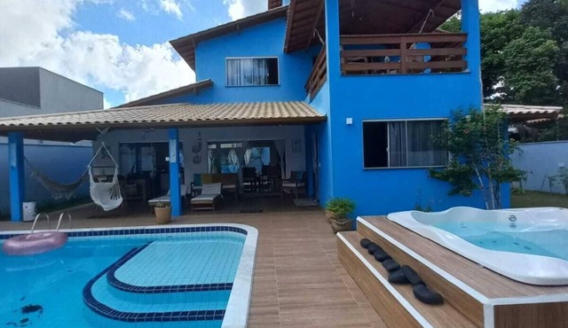 Big house with 4 bedrooms, 4 1/2 bath, barbecue area,. Pool, Jacuzzi and parking