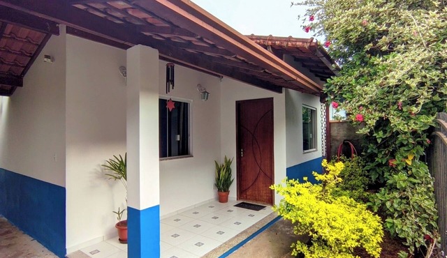 House with 2 bedrooms, barbecue and garage. Close to the river. Pets accepted!