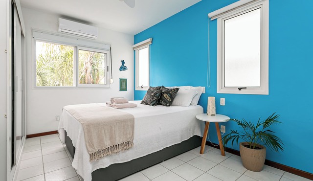Bright apartment of 75 m2, 2 bedrooms, 50 m beach and sea views