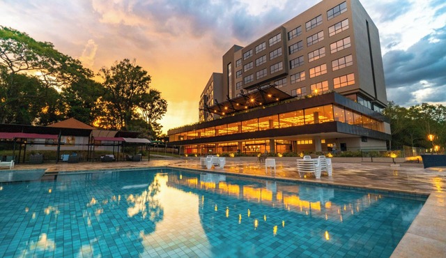Bright Quad Room | Free Breakfast, Pool Bar & 5 mi to Bird Park