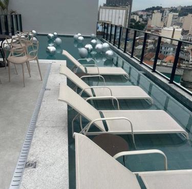 BUENO - Studio novo com rooftop, piscina e vista incrível