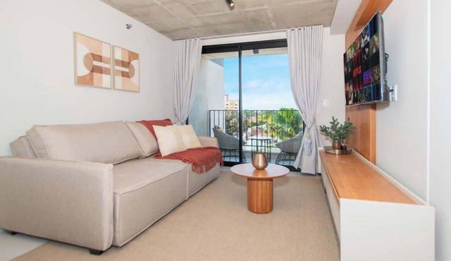 Business Stay | Steps to Malls | BBQ, Pool & Gym