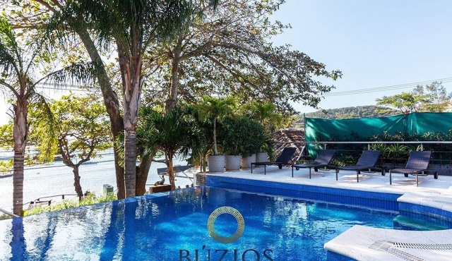 Bz48 Condominium facing Orla Bardot! House with 4 suites