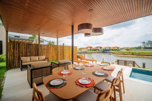 Bz53 House with pool in front of the Canal - Arete