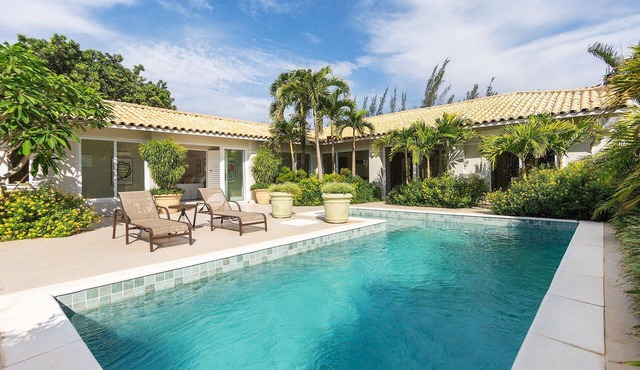 BZ76 large house with 3 suites and private pool