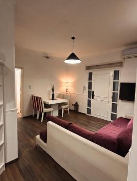 Cómodo departamento 2 dormitorios con jardín sobre Avenida Libertador