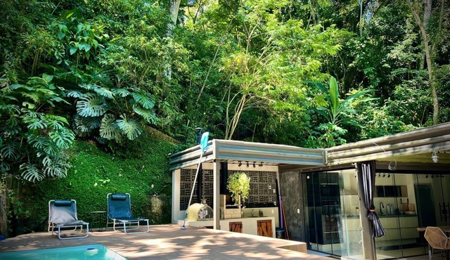 Container house in the forest just 10 km from the most beautiful beaches in Rio!