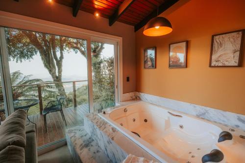 Cabana romântica com Jacuzzi ao lado de Gramado!