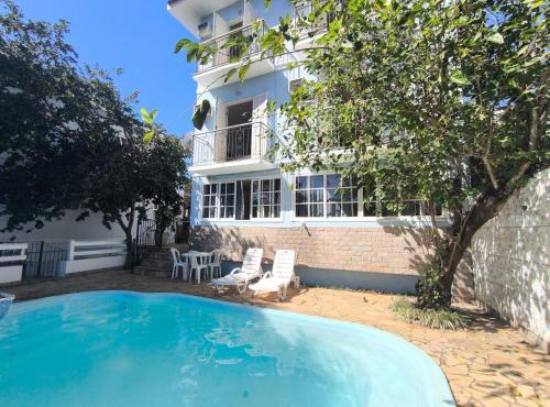 "Cantinho das serestas" em flats com piscina, sem café