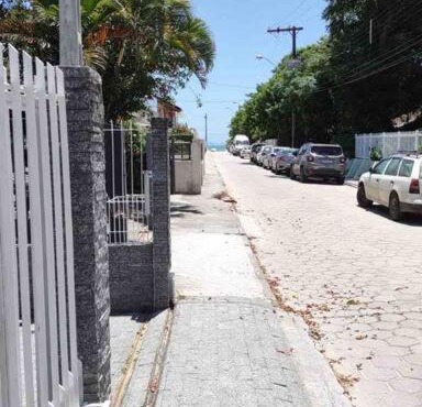 Casa 4 SUÍTES e 2 quartos a 100 m da praia de Cachoeira, entre Canasvieiras e Ponta das Canas